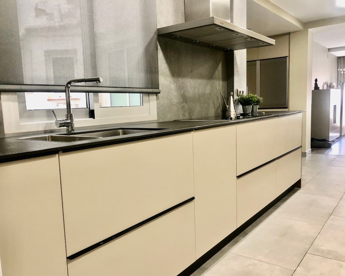 Cocina moderna reformada de una vivienda gestionada por Bi9