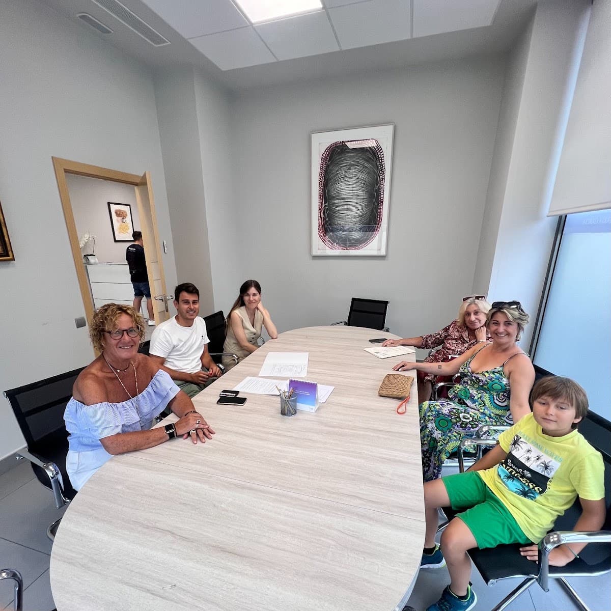 Equipo de Bi9 Gestió Immobiliària reunido con un cliente en las oficinas de Tarragona